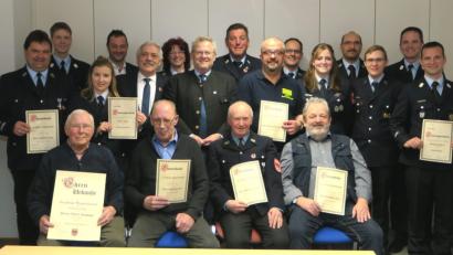 Bild: Hirsch
Die Feuerwehr Krondorf-Richt zeichnete langjährige Fördermitglieder aus und beförderte aktive Feuerwehrleute.