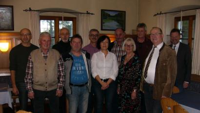 Bild: wp
Vorstand und Geehrte mit (hintere Reihe, von links) Zweitem Vorsitzenden Wolfgang Panten, Beisitzer Andreas Lorenz, Kassier Jürgen Göldl, Vorsitzendem Ludwig Hirn, Beisitzer Josef Wendl, Bürgermeister Alwin Märkl; (vordere Reihe, von links) die Jubilare Georg Schwab senior (25 Jahre) und Richard Auer (zehn Jahre), Schriftführerin Antonia Knab, Frauenbeauftragte Brigitte Schneider sowie stellvertretender Kreisvorsitzender Johann Ludwig.