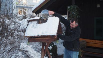 Bild: gz
Das Füttern der Vögel im Winter ist für Hans Zierer selbstverständlich.