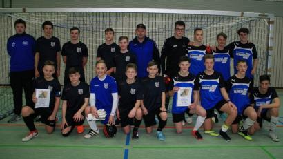 Bild: wro
Im Bild der Finalsieger SV Altenstadt (schwarze Hemden), der seinen Gegner aus Bayreuth mit 2:1 Toren auf Platz zwei verwies. Links Florian Schaumberger, Vertreter des Veranstalters SV Schönhaid.