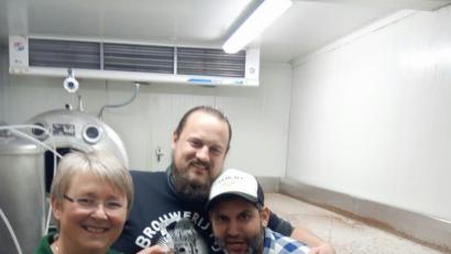 Bild: exb
Renate Schönberger (links) zeigt den jordanischen Bierbrauern Yazan Karadesheh und Jordan Wambeke das Kühlhaus und den Felsenkeller.