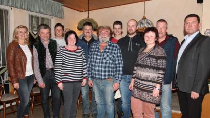 Bild: pi
Helmut Rewitzer (Mitte) steht weiter an der Spitze der Vereinsgemeinschaft und freut sich wie Bürgermeister Rainer Rewitzer (rechts) und zweite Bürgermeisterin Andrea Lang (links) schon auf die Events 2019.