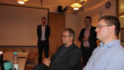 Bild: pko
Stadtrat Florian Meier, Bürgermeister Martin Birner, Verwaltungsleiter Georg Keil und Baurat Martin Stahr waren enttäuscht, dass sich zahlreiche Grundstücksbesitzer gegen das Verfahren zur Flurneuordnung ausgesprochen hatten.