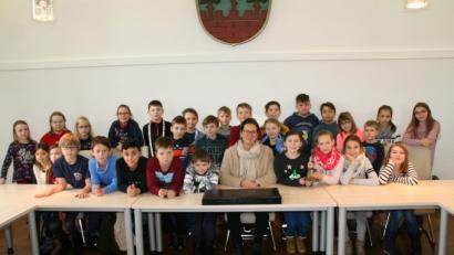 Bild: fpoz
Mädchen und Jungen der Jobst-vom-Brandt-Schule informierten sich bei Bürgermeisterin Friederike Sonnemann.