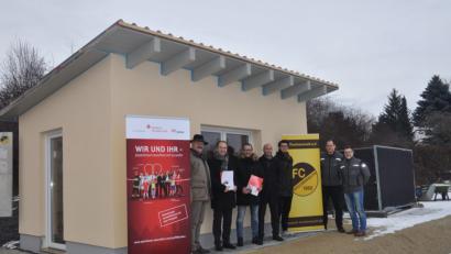 Bild: axs
Dank der Crowd-Funding-Aktion der Sparkasse sowie der Unterstützung der „Stiftlandgriller“ darf sich der FC Tirschenreuth über eine neue Grillhütte freuen. Im Bild (von links) Hauptkassier Karl Schwägerl vom FC, Sparkassen-Vorstand Hans-Jörg Schön, FC-Vorsitzender Harald Siegert, Florian Trißl und Alexander Schirmer vom Verein sowie die „Stiftlandgriller“ Kasten Heßing und Markus Brunner.