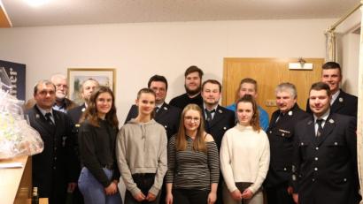 Bild: exb
Ehrungen warteten auf die Teilnehmer an Lehrgängen und Wissenstest. Vorne von links Vorsitzender Bernd Pilhofer, Bernadette Mertel, Lisa Mertel, Laura Neidel, Selina Pilhofer, Matthias Sertl; hinten von links Bürgermeister Hans Durst, Kreisbrandmeister Michael Schmidt, Erster Kommandant Richard Leißner, Alexander Durst, Alexander Gössl, Jonas Strobel, Kreisbrandinspektor Hans Sperber und Atemschutzbeauftragter Jürgen Leißner.