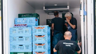 Bild: Münchner Tafel e.V./dpa
Helfer des Münchner Tafel e.V. helfen beim Entladen eines Lastwagens mit gespendeten Lebensmitteln. Der Sozialausschuss im bayerischen Landtag stellt am 07.02.2019 einen Bericht der Staatsregierung zur Lage der Tafeln in Bayern vor.