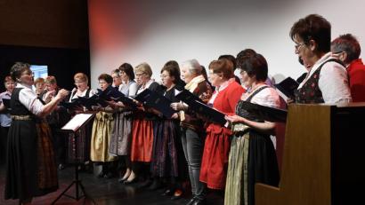 Bild: Petra Hartl
Der Chor der Ortsbäuerinnen unter Leitung von Maria Hirsch umrahmte den Landfrauentag.