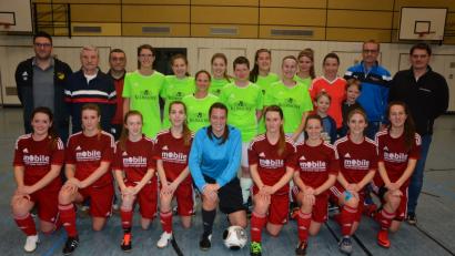 Bild: jr
Sieger des Damenturniers wurde die SpVgg SV Weiden (stehend), sie besiegten den FC Tirschenreuth (rote Trikots) im Finale nach Neunmeterschießen. Mit im Bild die Verantwortlichen beider Mannschaften, sowie Turnierleiter Markus Renner (rechts).