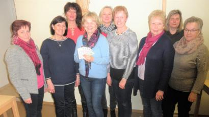 Bild: tu
Der Vorstand des Katholischen Frauenbundes Pleystein überreicht an Schirmherrin Elisabeth Wittmann eine Spende.