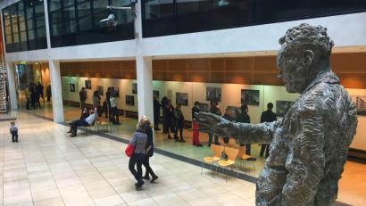 Bild: esa
Willy Brandt weist den Weg zur Ausstellung. In der SPD-Parteizentrale in Berlin ist bis 14. März 2019 eine Schau zum Bauhaus zu sehen.