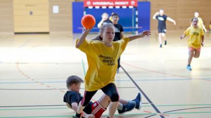 Bild: gud
Das Motto "Handball rockt Schule" begleitet die Grundschulturniere die der Handballverein zusammen mit dem Ortenburg-Gymnasium ausrichtet. Diese Aktion soll Kinder für den Handballsport begeistern und ist fester Bestandteil des Jugendkonzepts im Verein.