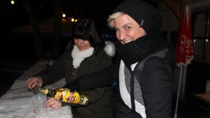 Bild: prh
Auch wenn es heuer zur Winterserenade keine Schneebar gibt, so können sich die Serenadenbesucher auch an der Freiluftbar mit wärmenden Getränken versorgen.