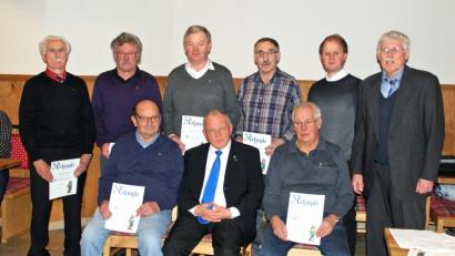 Bild: agr
Obmann Martin Fuchs (rechts) und Zentralpräses Pater Josef Schwemmer (vorne, Mitte) zeichneten die langjährigen MMC-Mitglieder aus.