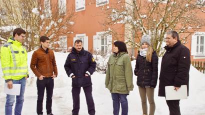 Bild: mmj
Bei einem Ortstermin besprechen (von links) Thomas Pröls, Leiter der Unteren Verkehrsbehörde, Dominik Hauser, ÖPNV-Sachbearbeiter am Landratsamt, Hauptkommissar Karlheinz Senft, Bürgermeisterin Birgit Höcherl, Magdalena Knott, zuständige Sachbearbeiterin in der VG, und VG-Geschäftsleiter Matthias Jeitner die künftige Bürgerbus-Haltestelle in der Böhmerwaldstraße.