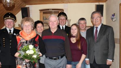 Bild: cs
Das Jubelpaar Theresia und Michael Wache mit seiner Enkeltochter Gina und Zweitem Bürgermeister Herbert Lehner sowie (zweite Reihe, von links) Herbert Karl, Tochter Nadja, Andreas Wilhelm und Schwiegersohn Ronald Baumann.