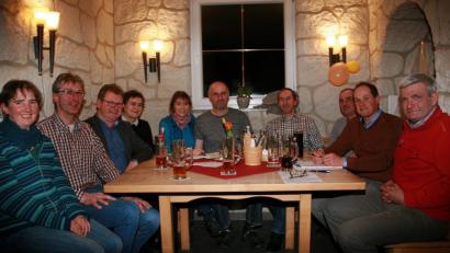 Bild: wro
Zentrales Thema beim Treffen beim "Rechersimer" waren die Inhalte des Volksbegehrens "Rettet die Bienen". Engagiert diskutierten (von links) Christina Kunz, Andreas Kunz, Martin Prey, Anni Prey, Angela Frank, Wolfgang Kunz, Gerald Schmid, Wolfgang Haberkorn, Matthias Zahn und Hans Meierhöfer.