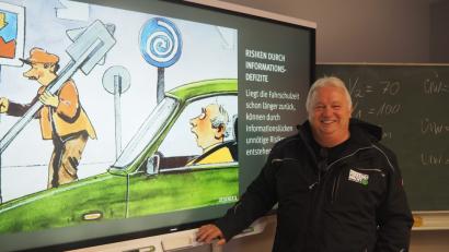 Bild: bl
Die Fahrtüchtigkeit von Senioren ist auch ein Thema in der Fahrschule. Rudolf Leibl, Vorsitzender der Verkehrswacht Oberviechtach, plant einen Kurs, in dem Senioren freiwillig ihr Können überprüfen können.