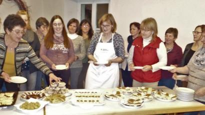 Bild: jml
BBV-Ernährungsfachfrau Marianne Paulus (mit Schürze) und Ortsbäuerin Evi Grünbauer (rote Weste) bereiten mit 20 Teilnehmerinnen Fingerfood und Häppchen zu. So lecker präsentierte sich die Tafel nur kurze Zeit, denn die Leckereien verlockten buchstäblich zum Essen fassen.