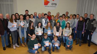 Bild: jr
45 Sportabzeichen haben Sportlerinnen und Sportler des TuS Mitterteich 2018 erworben. Im Bild zeigt die prämierten Sportler mit (von links) Sportstadtverbandsvorsitzendem Peter Haibach und Prüfer Alfred Hecht sowie (von rechts) TuS-Präsident Anton Bauernfeind und Bürgermeister Roland Grillmeier. Bereits zum 45. Mal Gold schaffte Rudolf Hartwich (Zehnter von links), 44 Mal Gold hat Werner Lanz (hinten, Mitte) erreicht.