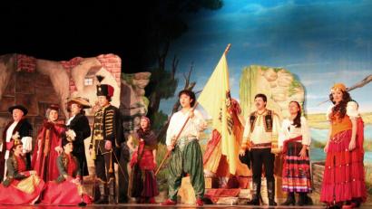 Bild: Holger Stiegler
Mit dem Klassiker „Der Zigeunerbaron“ gastierte am Donnerstag die Johann-Strauss-Operette-Wien in der Max-Reger-Halle. Gesangliches Glanzlicht des Abends war Irena Krstestka (rechst) in der weiblichen Hauptrolle des (vermeintlichen) Zigeunermädchens Saffi.