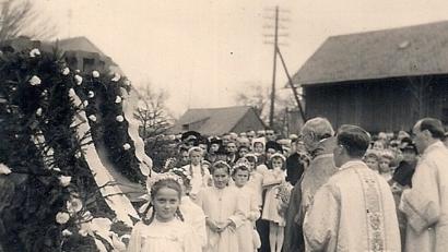 Repro: wro
Die Glockenweihe nahm Pfarrer Franz Perlinger vor. Assistiert wurde vom damaligen Benefiziaten Joseph Schreiber und Kaplan Michael Dengler (von rechts).