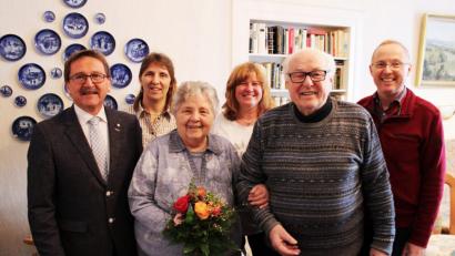 Bild: ckl
Das Jubelpaar Werner und Marga Rose bekam zum 60. Hochzeitstag auch Besuch von Bürgermeister Hans Donko (links), der die Glückwünsche der Stadt Erbendorf überbrachte. Mit dabei waren selbstverständlich auch die drei Kinder Hans, Elisabeth und Ingrid (hintere Reihe, von rechts).