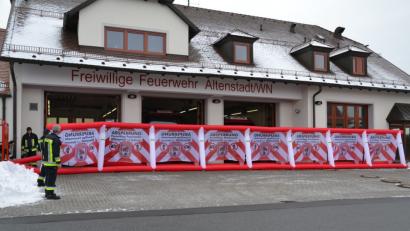 Bild: Beate-Josefine Luber
21 Meter lang, 2 Meter hoch und leider nötig ist die Gafferwand der Feuerwehr Altenstadt.