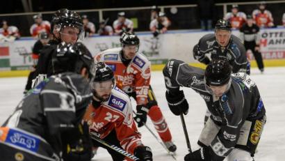 Bild: brü
Nach der Partie gegen die Buchloer Pirates im ersten Heimspiel der Verzahnungsrunde (Bild) waren die Amberger Spieler (rechts vorne Peter Hendrikson) und Fans gar nicht gut zu sprechen auf die Schiedsrichter.