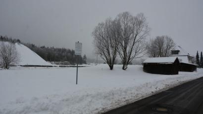 Bild: jr
An der Bahnhofstraße, in der Nähe des Schildes, soll das neue Vereinsheim des Burschenvereins Pechbrunn entstehen. Ein Zaun soll das Areal von den nahen Bahngleisen abtrennen.