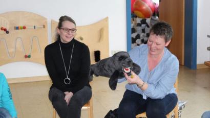 Bild: soj
Zahnärztin Sandra Nordmann mit Seehund Goldi und Helferin Katrin Drechsler.