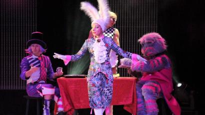 Bild: Dagmar Williamson
Wenn Alice dem weißen Hasen in das Spiegelkabinett folgt, dann passieren auf dem Schachfeld wundersame Dinge.