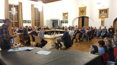 Bild: ck
Vor großer Kulisse trägt Bauamtsleiter Johann Balk in der Stadtratssitzung die Fakten zu Wasserwerk und Photovoltaikanlagen der Stadt vor. 60 Viertklässler der Grundschule Vohenstrauß verfolgen mit ihren Lehrern und Eltern die Zusammenkunft. Am Ende gibt es viel Lob von zweitem Bürgermeister Uli Münchmeier sowie Konrektorin und Stadträtin Dorit Schmid für die Kinder, die sich sehr ruhig verhalten haben.