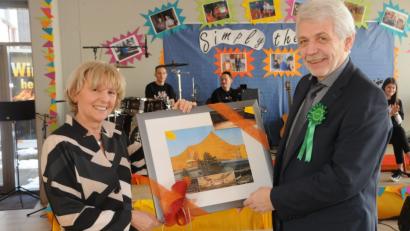 Bild: ge
Mit einem Geschenk und großem Lob verabschiedete die Ministerialbeauftragte für die Oberpfalz, Leitende Realschuldirektorin Maria Kinzinger, den Sulzbach-Rosenberger Schulleiter Wolfgang Pfeifer.