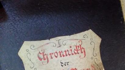 Bild: ld
In diesem Buch hat der Chronist der Gemeinde Brand, Hans Schellein, mit Tinte und Feder die Geschichte von Brand aufgeschrieben.