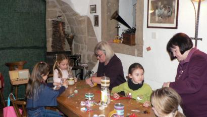 Bild: lep
Einen kreativen Nachmittag verbringen Groß und Klein beim Gestalten von Windlichtern und -spielen im Gagglhof. Die Initiatorinnen Marion Landgraf (Mitte) und Angelika Leipold (rechts) helfen beim Basteln. Das „Do it yourself“ gefällt jedem und alle sind mit ihren Werken zufrieden.