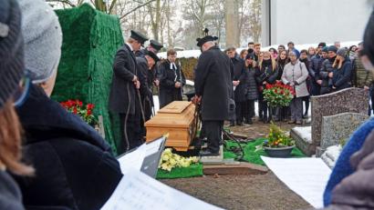 Bild: Gabi Schönberger
Weidener und Pirker, Freunde und Verwandte aus vielen Teilen Deutschlands und aus dem Ausland geben Hans Robert Thomas mit viel Musik das letzte Geleit am Stadtfriedhof.