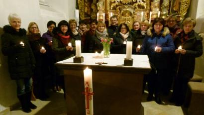 Bild: rn
Den Alltag erhellen soll das Licht der Liebe und der Menschlichkeit: Davon spricht Gabriele Scherl (Vierte von links) unter anderem in ihrer Predigt in der Tremmersdorfer Kirche. Wenige Tage nach Mariä Lichtmess gestalten sie und ihr Team sowie der Chor „Cantemus“ das Abendlob als Lichterfest.