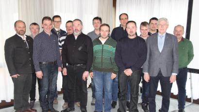 Bild: ral
Vorsitzender der Erzeugergemeinschaft bleibt Hubert Meiler (links), sein Stellvertreter ist nach wie vor Matthias Irlbacher (Dritter von links). Unser Bild zeigt die neun Vorstandschaft zusammen mit Landwirtschaftsdirektor Georg Mayer vom AELF (Zweiter von rechts), Georg Müller als Vertreter der Privatmolkerei Bechtel/Naabtaler Milchwerke Schwarzenfeld (Vierter von links) und Bernhard Suttner (Zweiter von links).