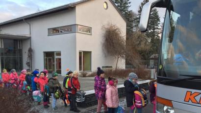 Bild: ads
Die Schnaittenbacher Erst- und Zweitklässler wissen jetzt genau, wie sie sich beim Einsteigen in den Schulbus zu verhalten haben.