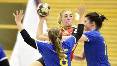 Bild: zg
Zwei Gegenspielerinnen versuchen die Sulzbacherin Lena Zientek (hinten) am Wurf zu hindern. Um in der vorderen Tabellenhälfte zu bleiben, müssen im Heimspiel gegen die HSG Mainfranken zwei Punkte her.