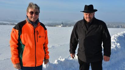 Bild: jr
Der scheidende Forstbetriebsleiter Gerhard Schneider (links) und Bürgermeister Johann Burger auf der Leonberger Anhöhe, wo eine befestige Fläche mit Sitzgarnitur entstehen wird.