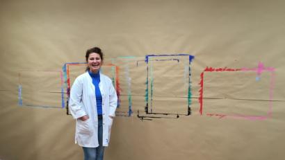 Bild: ihl
„Ich freue mich über jede Spur“. Irgendwann soll Gabi Diermeiers Malwand in Fronberg so aussehen, wie die Arno Sterns in Paris. Wer im Eifer über das Blatt hinausmalt, hinterlässt Spuren.