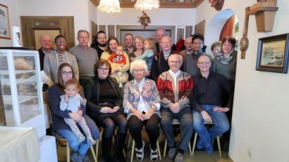 Bild: bsc
Die Glückwünsche von Familienmitgliedern, Freunden und Bekannten wollten kein Ende nehmen. Mit Edeltraud Daubner (vorne Mitte) freuten sich Ehemann Christoph (vorne Zweiter von rechts), Sohn Willi (vorne rechts), Bürgermeister Gottfried Härtl (hinten Mitte) und Pfarrer Joseph (Vierter von rechts).