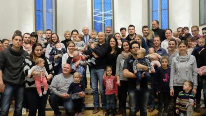 Bild: ohr
Viele Eltern waren mit ihren im Jahr 2018 geborenen Babys zur Übergabe der „Storchenprämie“ in die Spitalkirche gekommen.