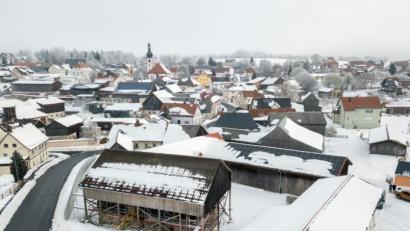 Bild: dtr
Beim Vierseitenhof bei der alten Mühle in Mähring sollen ein Wirtshaus, zusätzliche Ferienwohnungen und ein Dorfladen entstehen. Selbst eine Außenterrasse und ein Spielplatz sind in Planung.