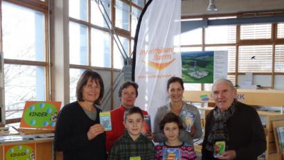 Bild: exb
Gewinnziehung im Geo-Zentrum. Von links: Andrea Mack, Christina von Seckendorff, beide Geo-Zenrtum, Sandra Henkens, Tourismusbüro Windischeschenbach; Gert Wölfel (GEO-Zentrum); Lean und Glücksfee Leni Beyerlein