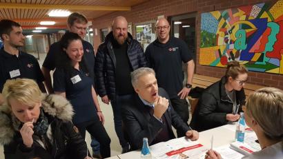 Bild: exb
Auch Bürgermeister Roland Grillmeier (sitzend) ließ sich für eine Stammzellenspende bei der DKMS registrieren. Mit im Bild BRK-Bereitschaftsleiter Robert Hoyer (rechts) und CSU-Stadtratsmitglied Holger Paschedag (Zweiter von rechts).