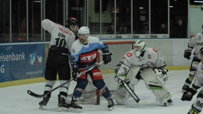 Bild: gb
Die Blue Devils gewannen am Freitagabend beim Höchstadter EC mit 3:2. Herbert Geisberger (blaues Trikot, Szene aus der Partie am 28. Dezember 2018 gegen Höchstadt/7:6 nach Verlängerung) erzielte den ersten Weidener Treffer und bereitete den zweiten vor.