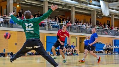 Bild: gud
Tobias Wild (rotes Trikot) erzielte zuletzt gegen Regensburg vier Tore für den HV. Am Samstag wollen die Oberviechtacher in Weiden nachlegen.